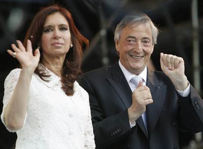 El matrimonio Kirchner saluda ante la Casa Rosada tras la transferencia de la presidencia, en diciembre de 2007.