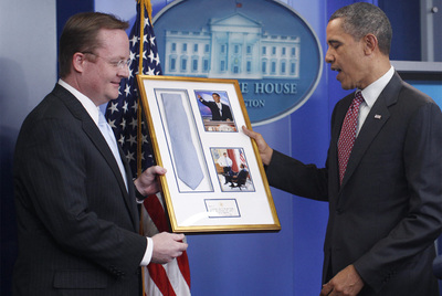 El presidente Obama entrega a Robert Gibbs la corbata que le prestó cuando era candidato.
