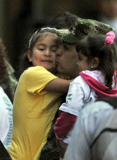 Salín Antonio Sanmiguel abraza y besa a sus hijas después de su liberación