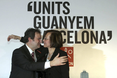 La candidata Montserrat Tura felicita al ganador de las primarias socialistas al Ayuntamiento de Barcelona, Jordi Hereu.