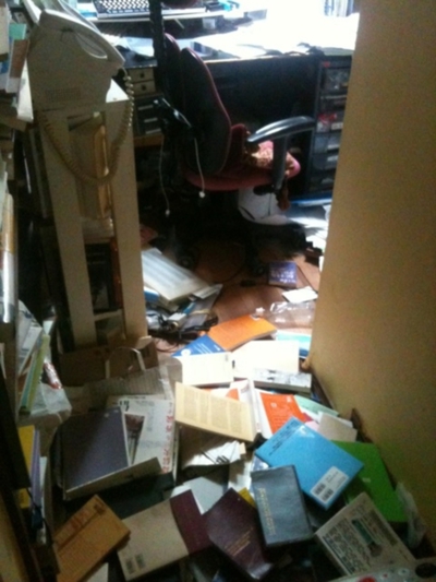 Estado de la habitación de Andrea Noemi Tachibana, residente en Tokio, tras el terremoto en Japón.