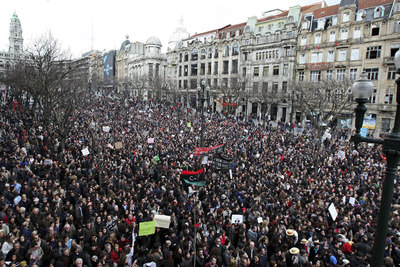 Miles de personas participan en un acto de protesta bajo el lema  Geração à rasca  ('generación desesperada') en Oporto.