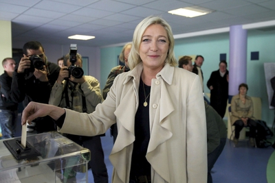 La líder del partido ultraderechista francés Frente Nacional, Marine Le Pen, deposita su voto para la segunda vuelta de las elecciones cantonales en Henin-Beaumont (Francia).