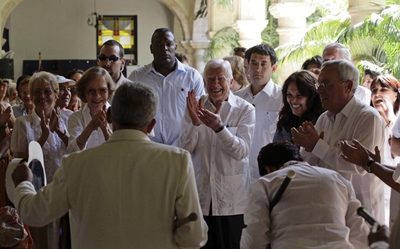 El expresidente de EE UU Jimmy Carter aplaude el baile de un grupo de ancianos en La Habana.