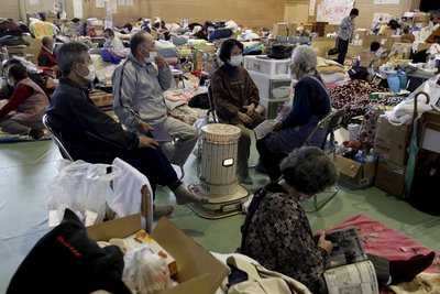 Las autoridades del noroeste de Japón comienzan a entregar las primeras viviendas prefabricadas temporales a los damnificados por el terremoto y tsunami