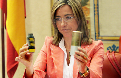 La ministra de Defensa, Carme Chacón, en el Congreso en 2008,  con una bomba de racimo idéntica a la que ha explotado en Misrata , cuando explicó que España iba a dejar de producir y exportar esta munición.