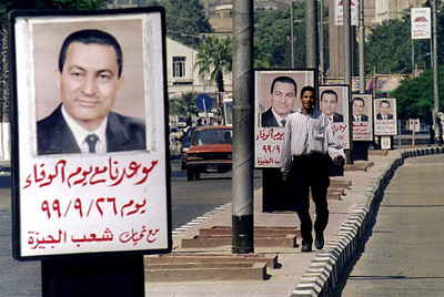 Imagen de archivo de unos carteles electorales de Mubarak en las elecciones presidenciales de Egipto de 1999, en las que su partido fue el único que se presentó.