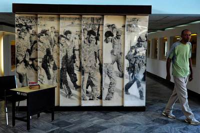 Un hombre visita el Museo de Playa Girón, dedicado a los combates en Bahía de Cochinos, en la provincia de Matanzas, Cuba.
