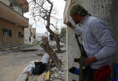 Un rebelde vigila una calle en el centro de la ciudad de Misrata (Libia).