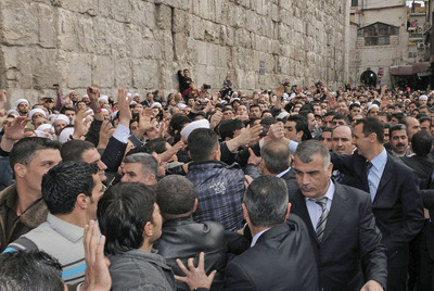 El presidente de Siria, Bachar al Asad, llegando a una mezquita de Damasco para celebrar el nacimiento del profeta Mahoma.