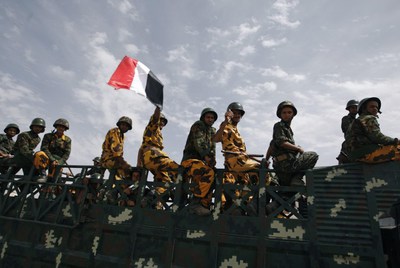 Tropas gubernamentales se dirigen a Saná para contener a los manifestantes.