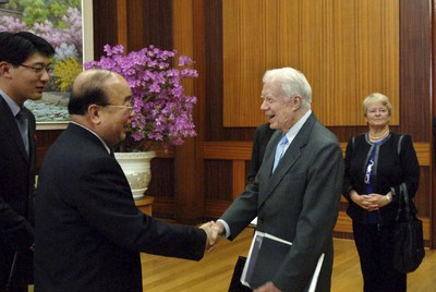 Foto facilitada por la agencia estatal norcoreana KCNA que muestra a una delegación encabezada por el ex presidente estadounidense Jimmy Carter, durante una reunión con el ministro norcoreano de Exteriores, Pak Ui Chun, en Pyongyang (Corea del Norte),.