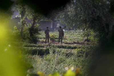 Soldados paquistaníes montan guardia ante el complejo residencial de Abbottabad (Pakistán) donde el domingo fue abatido a tiros Osama bin Laden, líder de la organización terrorista Al Qaeda.