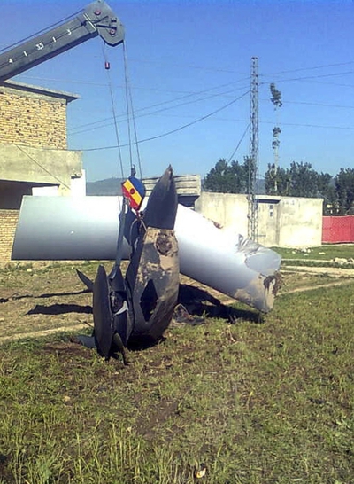 los restos del helicóptero militar estadounidense que se estrelló a las afueras del complejo residencial de Bin Laden,  en Thanda Choha, Abbotabad (Pakistán).