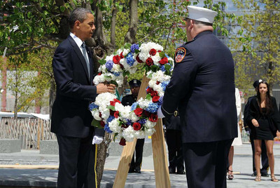 FOTOGALERIA: Obama, con una corona de flores