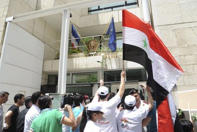 Sirios manifestándose frente a la embajada francesa en Damasco