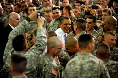 Obama con soldados que acaban de volver de Afganistán en la base militar de Fort Campbell, Kentucky. Antes de su discurso, se reunió a puerta cerrada para felicitar al comando que mató a Bin Laden.