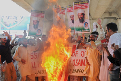 Varios manifestantes paquistaníes queman una bandera de EEUU en protesta contra el ataque estadounidense que acabó con la vida del líder de Al Qaeda, Osama bin Laden, en Multan (Pakistán).