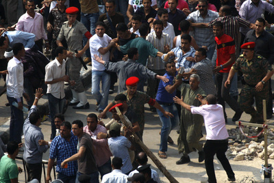 Cientos de cristianos egipcios y musulmanes mantenían una sentada cuando se han producido los altercados.