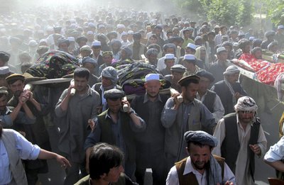 Ciudadanos afganos portan los cadáveres de las personas asesinadas supuestamente por fuerzas militares de la OTAN durante una multitudinaria protesta en Taluqan, en la provincia de Takhar (Afganistán).