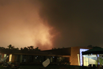 Los ataques de la OTAN han provocado incendios en alguos de los edificios de la capiatal libia.