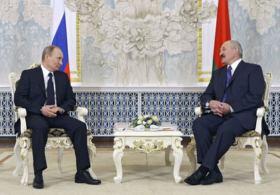 El primer ministro ruso, Vladimir Putin (i), y el presidente bielorruso, Alexandr Lukashenko (d), durante su reunión en Minsk en la que discutieron la construcción de centrales nucleares en Bielorrusia con la ayuda de Rusia.