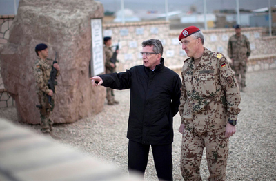 El ministro de Defensa alemán, Thomas de Maizière, junto al jefe de las tropas de la OTAN en el norte de Afganistán durante una visita el pasado martes a la ciudad de Mazar-i-Sharif.