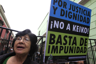 Una mujer protesta hoy en Lima contra la candidata a la presidencia de Perú Keiko Fujimori.