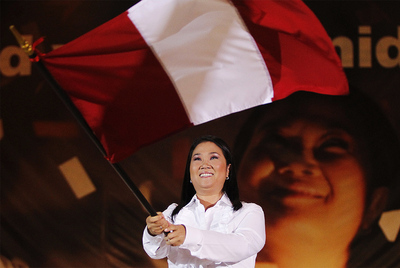 La candidata a las elecciones presidenciales Keiko Fujimori ondea una bandera de Perú dutante su acto de final de campaña.