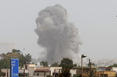 Una columna de humo se eleva sobre la capital libia tras un bombardeo de la Alianza