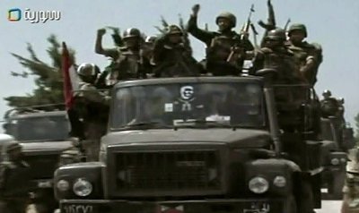 Imagen tomada de la televisión siria que muestra a las tropas que ayer formaron parte de la operación militar desarrolalda sobre Jizr al-Shughur contra 