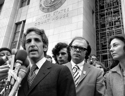 Daniel Ellsberg habla a los reporteros en  junio de 1973.