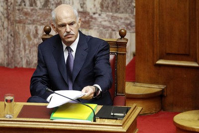 El primer ministro griego Papandreu se dirige al Parlamento.