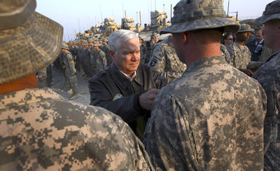 El secretario de Defensa estadounidense, Robert Gates, saluda a soldados en Afganistán en diciembre de 2010.