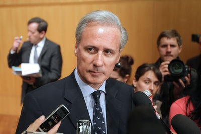 Georges Tron, miembro del Gobierno francés, responde a los medios sobre las denuncias de acoso sexual