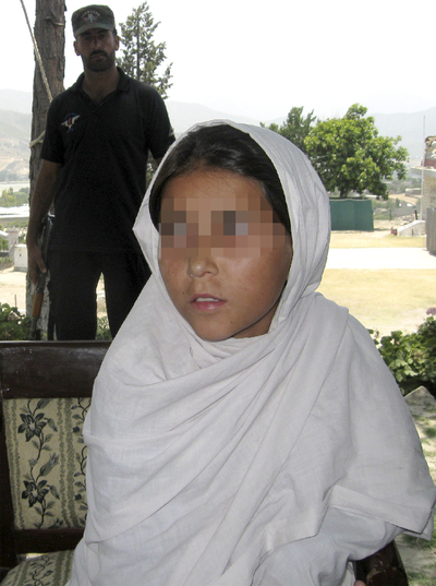 Sohana Javaid, custodiada por un policía.