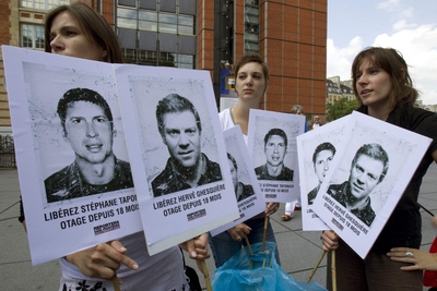 Ciudadanas francesas con carteles que reclaman la liberación de los dos periodistas secuestrados en Afganistán.