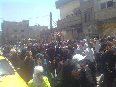 Manifestantes protestan contra el régimen sirio en Damasco, tras el rezo del viernes.
