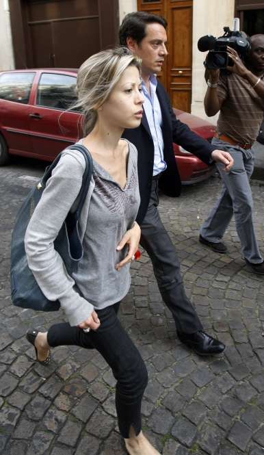 La novelista francesa Tristane Banon acompañada por su abogado, David Koubbi, abandona la oficina del letrado en París.