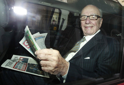 Rupert Murdoch, fotografiado el pasado lunes en Londres con el  Times  y el  Sun,  dos de los periódicos de News Corporation.