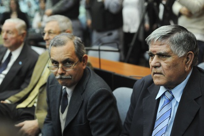 Antonio Erlan (izda) y Jose Nestor Maidana, ex miembros del Servicio Penitenciario Federal en el tribunal de Buenos Aires, durante el juicio sobre centro clandestino de detención El Vesubio