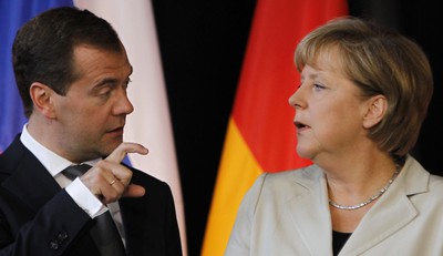 La canciller alemana, Angela Merkel, conversa con el presidente ruso, Dimitri Medvédev durante la firma de contratos económicos entre Rusia y Alemania.