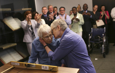 Phyllis Siegel, de 76 años (derecha), besa a su esposa, Connie Kopelov, de 84, tras casarse hoy en la ciudad de Nueva York.