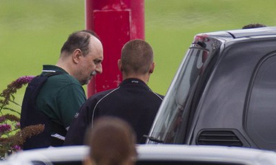 Goran Hadzic, acusado de crímenes de guerra, en su llegada a La Haya el pasado viernes