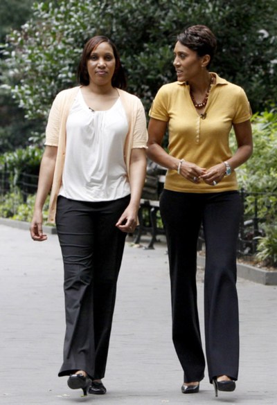 La periodista Robin Roberts (a la derecha) habla con Nafissatou Diallo, la camarera que acusa al exdirector del FMI, Dominique Strauss-Kahn, de intento de violación, durante una entrevista en Nueva York