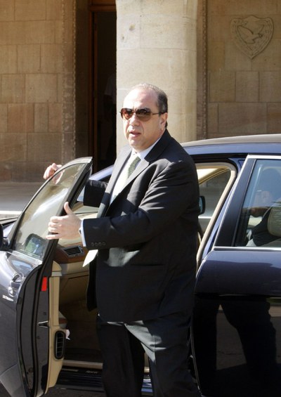 El ministro de Asuntos Exteriores saliente, Markos Kyprianou, llega a una reunión del Gobierno en el palacio presidencial de Nicosia