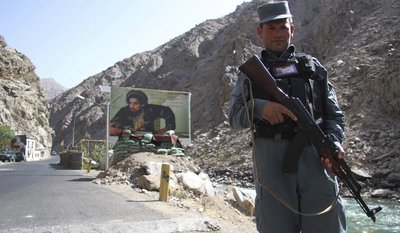 Un miembro de la Policía afgana monta guardia en un punto de control