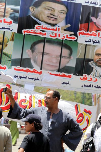 Manifestantes egipcios en la plaza Tahrir, en El Cairo, que han estado presionando para sentar al expresidente Hosni Mubarak en el banquillo