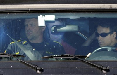 Anders Behring Breivik (en la parte trasera del coche) a su llegada a a comisaría de policía de Oslo