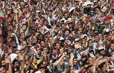 Decenas de miles de egipcios se manifiestan en la plaza Tahrir de El Cairo, el pasado 8 de julio, para insistir en las peticiones de la pasada revolución y exigir que se aceleren los juicios contra exdirigentes políticos